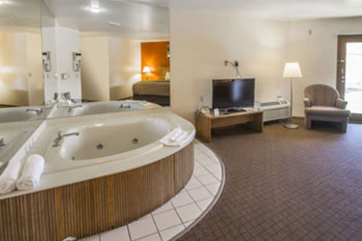 Econo Lodge Inn & Suites
