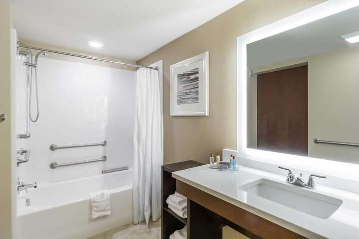 Hawthorn Suites by Wyndham Wheeling at the Highlands