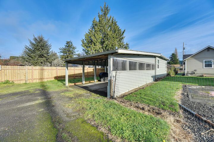 Pet-friendly Hoquiam Cottage w / River Access!
