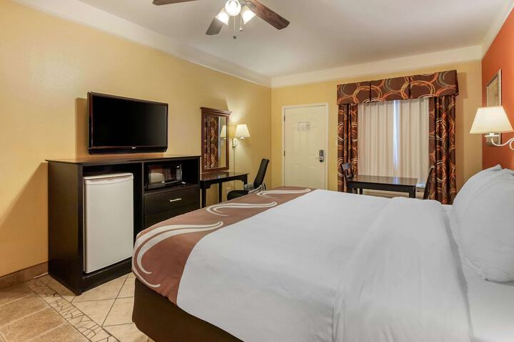 Quality Inn & Suites at the Outlets Mercedes / Weslaco