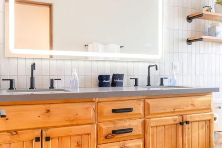 Grand Desert Getaway with Pool and Peloton with Sonos and Office