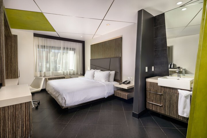 Room 30 of 76