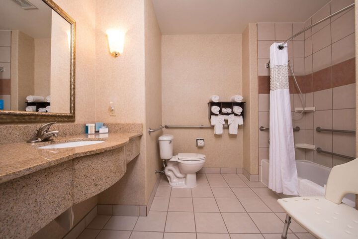 Hampton Inn & Suites Ontario