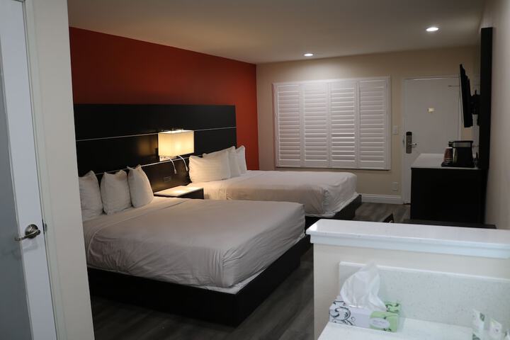Room 10 of 32