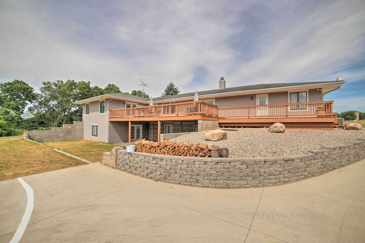 Near Boat Launch: Pet-friendly Grass Lake Getaway