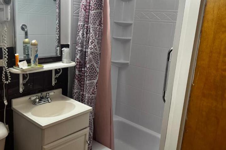 Claddagh Motel & Suites