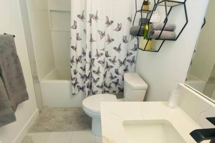 The Royal Bay Escape: Cozy 2 bedrooms garden suite