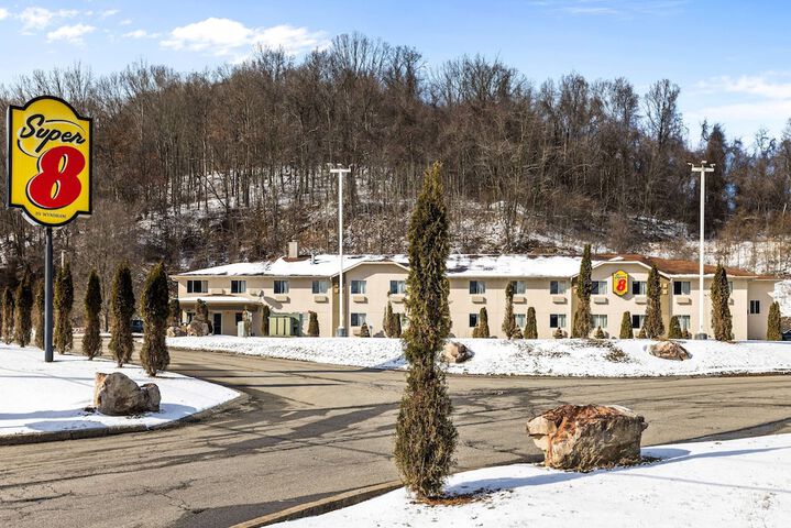 Super 8 by Wyndham Pittsburgh / Monroeville
