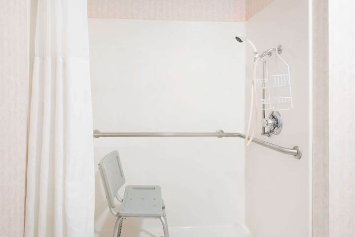 Room 6 of 28