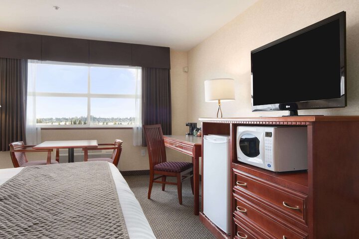 Days Inn & Suites by Wyndham Langley