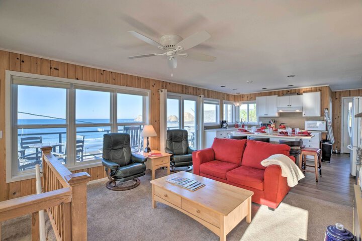 Exquisite Oceanside House w / Pacific Views & Deck!