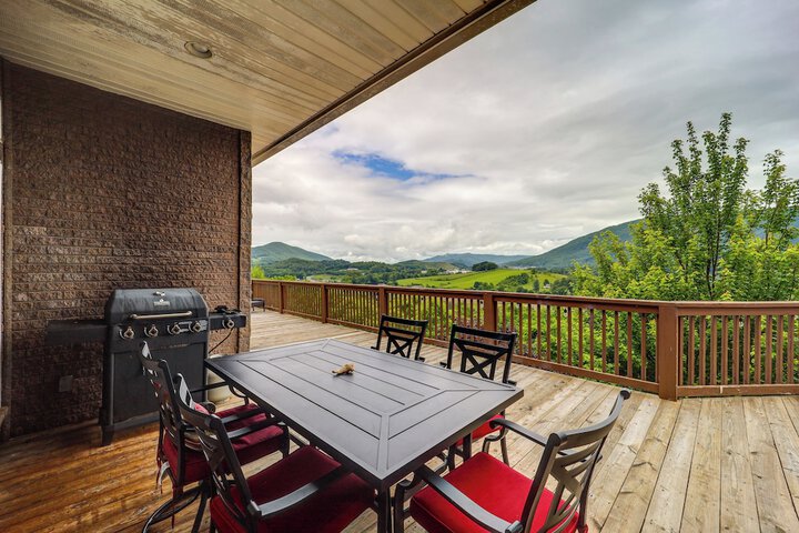 Classy Home w / Hot Tub + Mt. Jefferson Views!