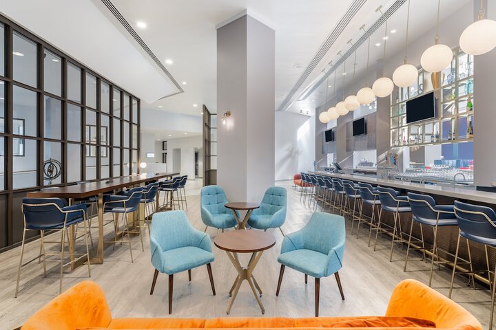 Lounge 98 of 103