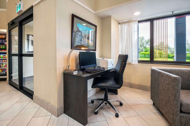Business Center 63 of 64