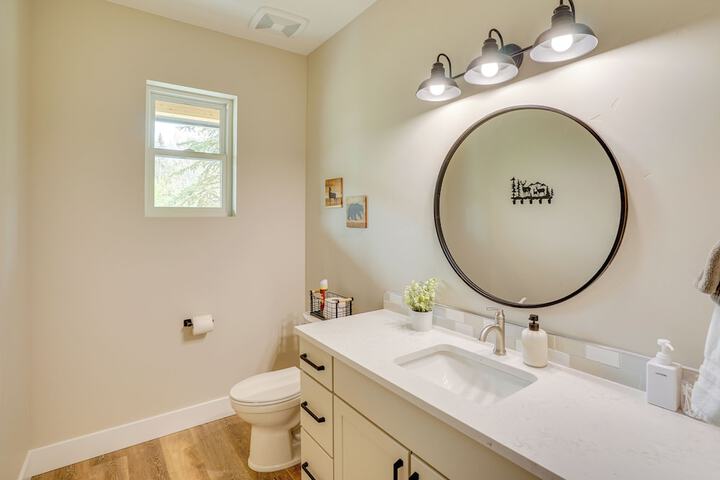 Spacious Donnelly Family Home w / Private Hot Tub!