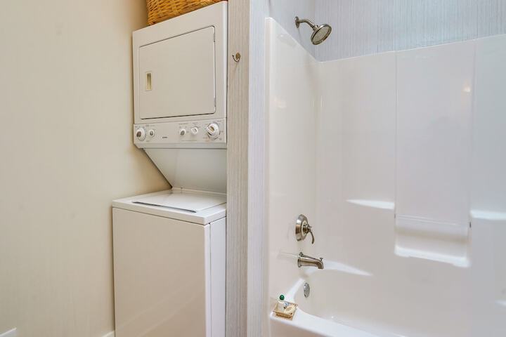 Charming Granville Home w / Porch - Walk Downtown!