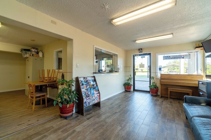 Regency Inn & Suites by OYO Bay City TX
