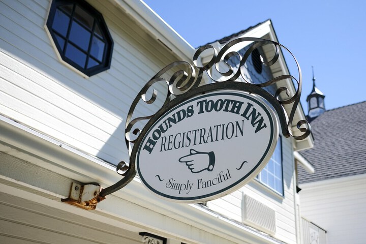 Hounds Tooth Inn