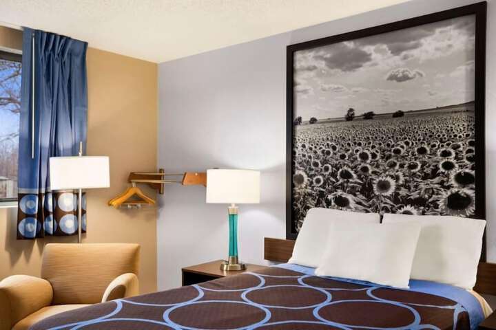 Room 6 of 10