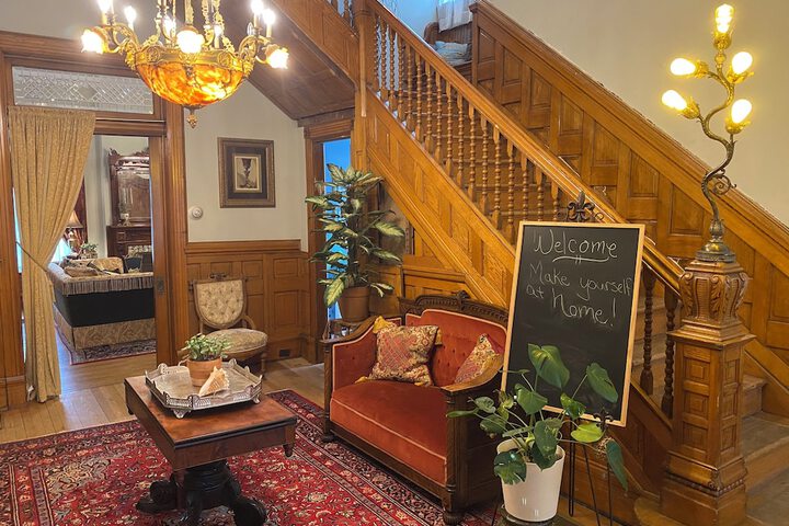 Vineyard Mansion & Carriage House Bed & Breakfast