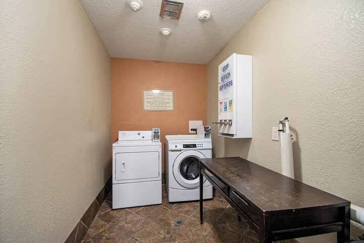 Days Inn & Suites by Wyndham Mt. Pleasant