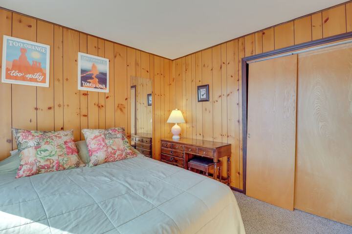 Near Skiing: Lakefront Gem w / Kayaks in Long Pond