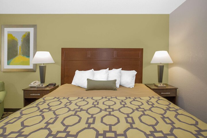 Room 8 of 16
