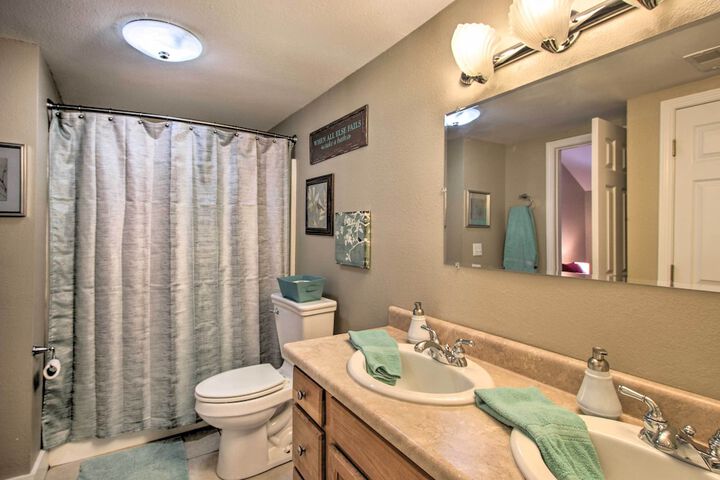 turtle Rock - Ironton Cabin w / Furnished Patio!