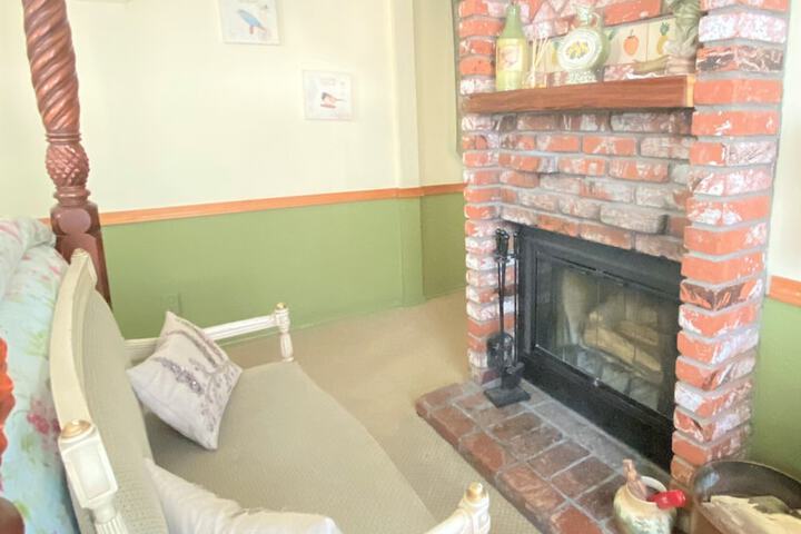 Gold Mountain Manor Bed and Breakfast