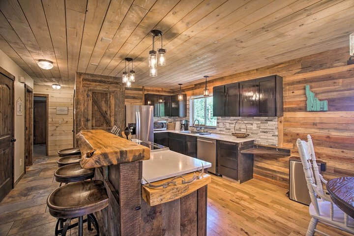 Beautiful Mccall Cabin: Perfect for Families!