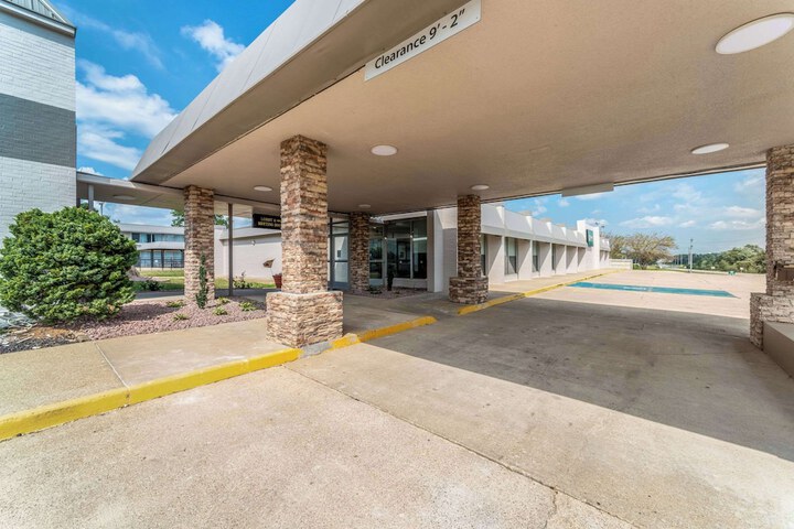 Quality Inn & Suites Vandalia near I-70 and Hwy 51