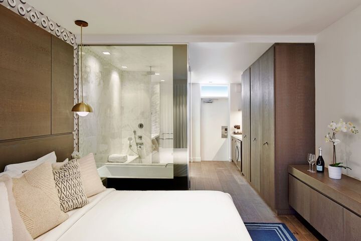 Room 4 of 18