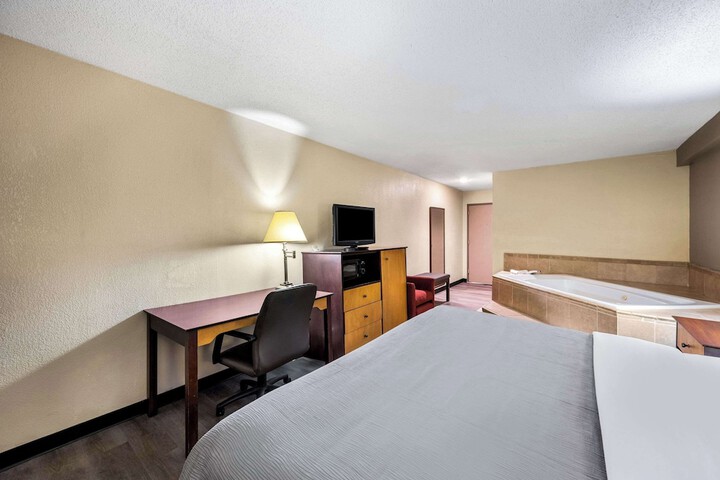 Room 17 of 38