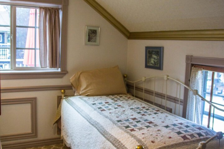 Room 82 of 223