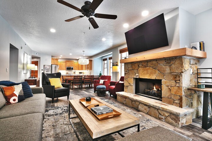 Town Pointe B101 3 Bedroom Condo by RedAwning