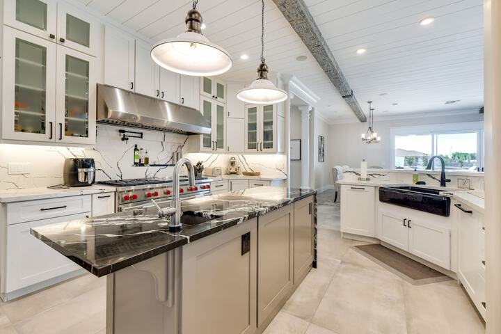 Spacious Queen Creek Home w / Hot Tub & Pool!
