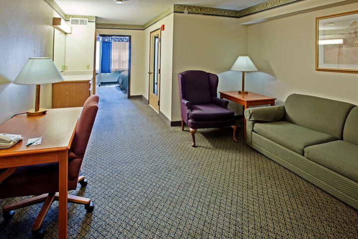 Country Inn & Suites by Radisson Lansing, MI