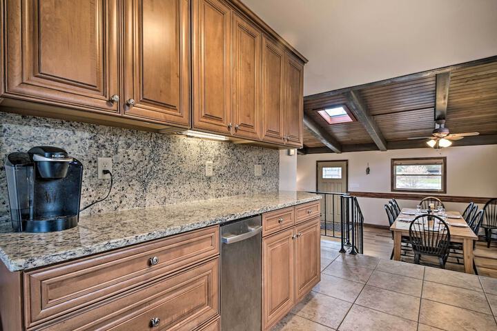 Indian Lake Retreat w / Wet Bar & Covered Deck