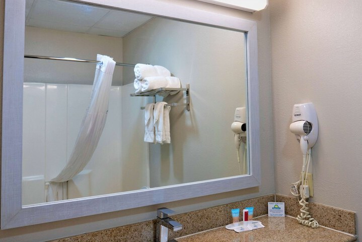 Days Inn & Suites by Wyndham Savannah North I-95