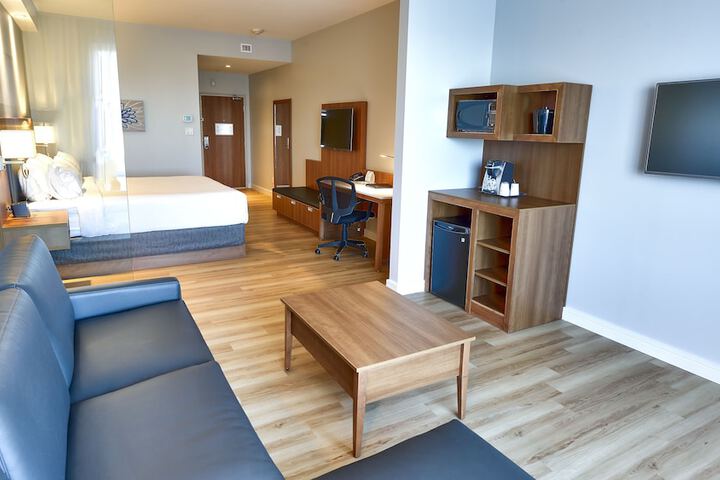 Room 11 of 32