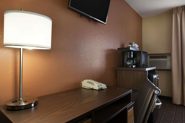 Room 4 of 17