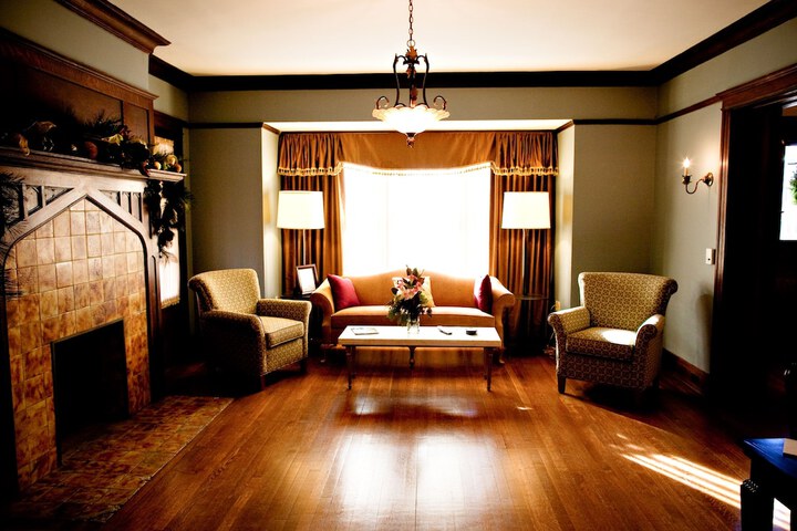 Lounge 54 of 58