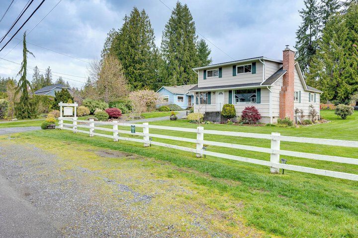 Charming Updated Retreat Walk to Lake Stevens!