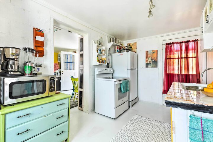 Oceanfront White Stone Cottage w / Private Beach!