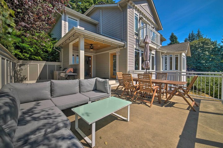 Spacious Lake Stevens Home w / Fire Pit Patio