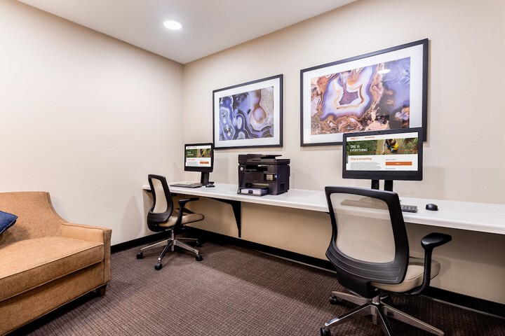 Business Center 31 of 33