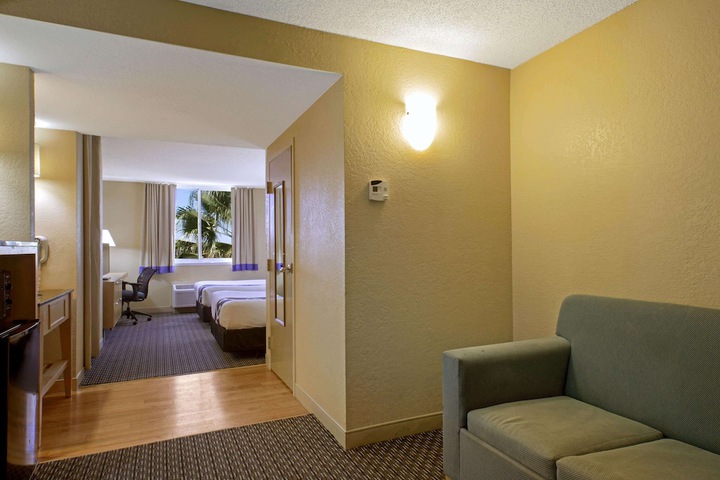La Quinta Inn & Suites by Wyndham Sunrise