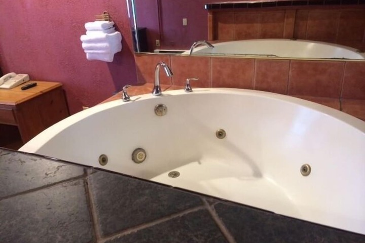 Hot Tub 23 of 26