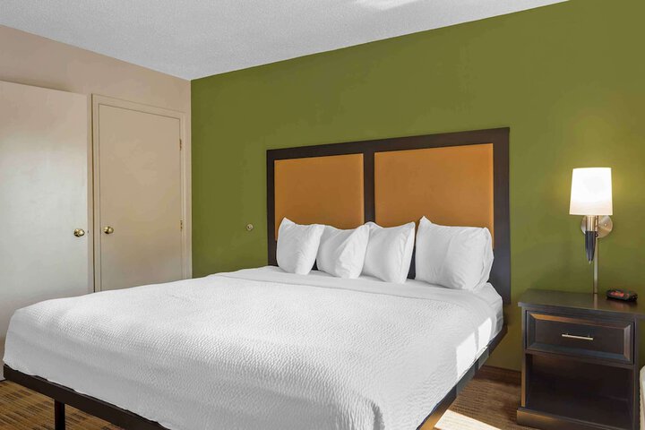 Room 14 of 33