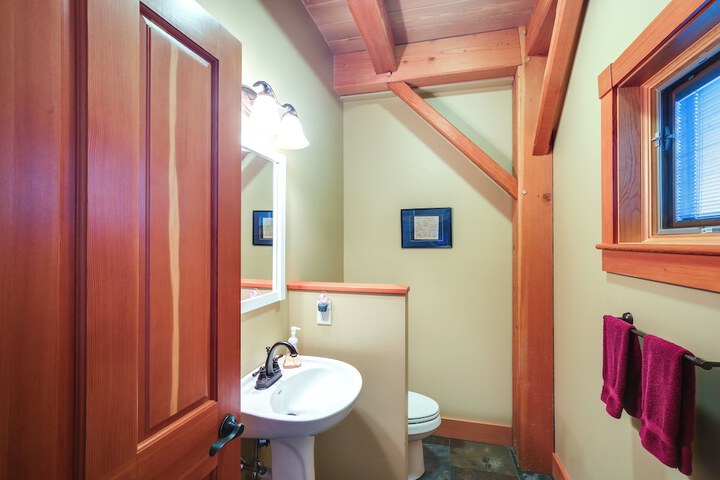 Lake View Champlain Home w / Hot Tub & Sauna!